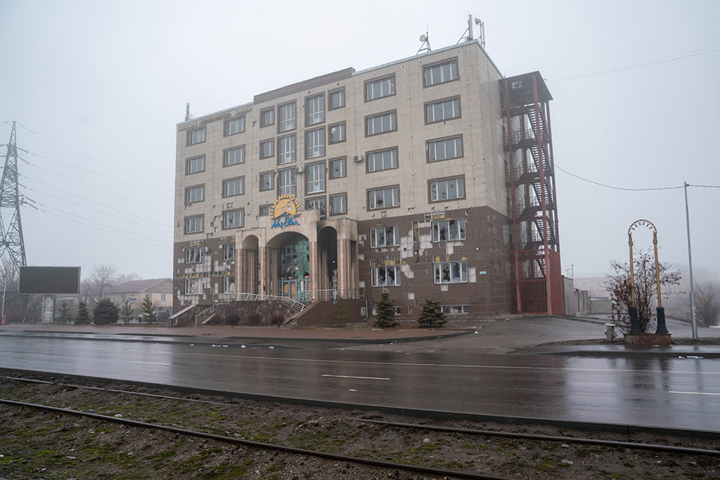 Besonders in der kasachischen Stadt Almaty zeigen sich vielerorts Spuren der Verwüstung (Bild: Alexandr Bogdanov/AFP)
