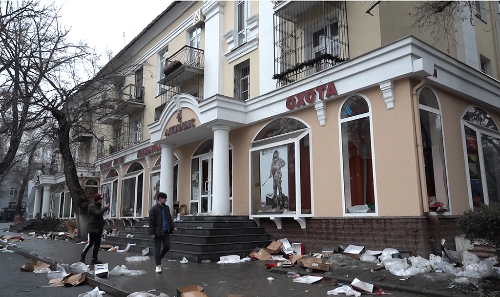 Ein zerstörtes und geplündertes Geschäft in Almaty