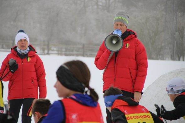 Didier Bonni von der Skilanglauf-Kommission gibt den Startschuss (Bild: Robin Emonts/BRF)