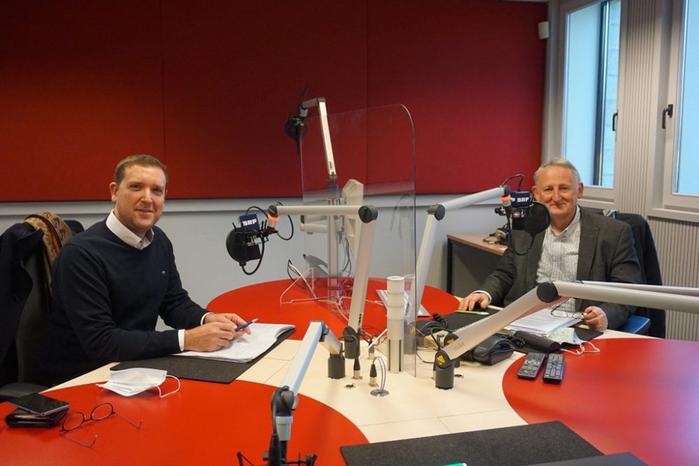 Auch im BRF-Studio durch eine (coronakonforme) Glassscheibe getrennt: Lontzens Bürgermeister Patrick Thevissen (l.) und Oppositionssprecher Roger Franssen (Biid: Stephan Pesch/BRF)