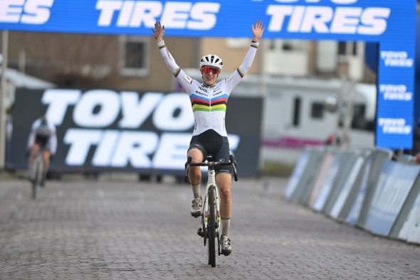 Lucinda Brand gewinnt den Radcross-Weltcup in Hulst (Bild: David Stockman/Belga)