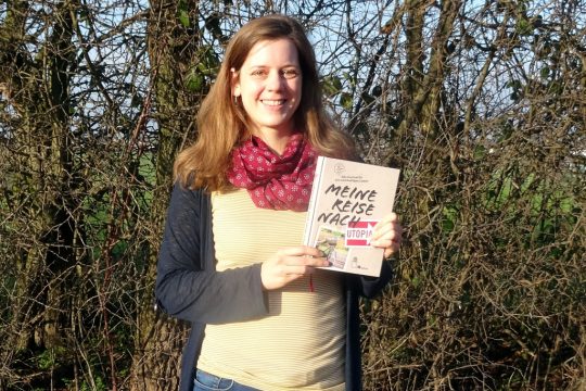 Referentin Marianka Lesser mit dem Buch "Meine Reise nach Utopia" von Franz Grieser (Bild: privat)