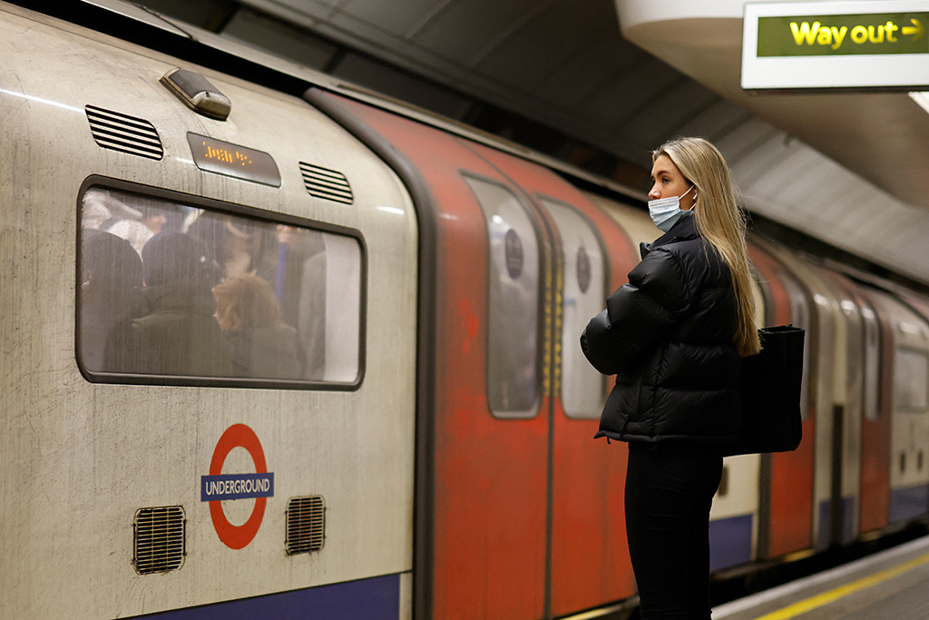 Im öffentlichen Nahverkehr in London bleibt die Maskenpflicht vorerst, in vielen anderen Bereichen Englands wird sie aufgehoben (Bild: Tolga Akmen/AFP)