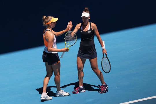 Elise Mertens (li.) freut sich mit ihrer Doppel-Partnerin Veronika Kudermetova aus Russland über ihren Sieg (Archivbild: Martin Keep/AFP)