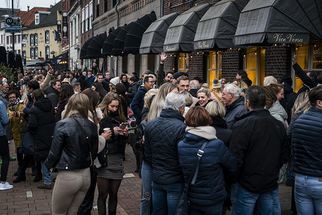 Am Sonntag hatten Tausende Menschen in Roermond an einer Protestaktion von Horeca-Betrieben teilgenommen, die trotz Lockdowns geöffnet haben (Bild: Rob Engelaar/ANP/AFP)