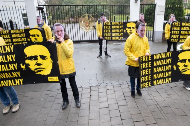 Vertreter der Menschenrechtsorganisation Amnesty International fordern vor der russischen Botschaft in Brüssel die Freilassung Nawalnys (Bild: Benoit Doppagne/Belga)