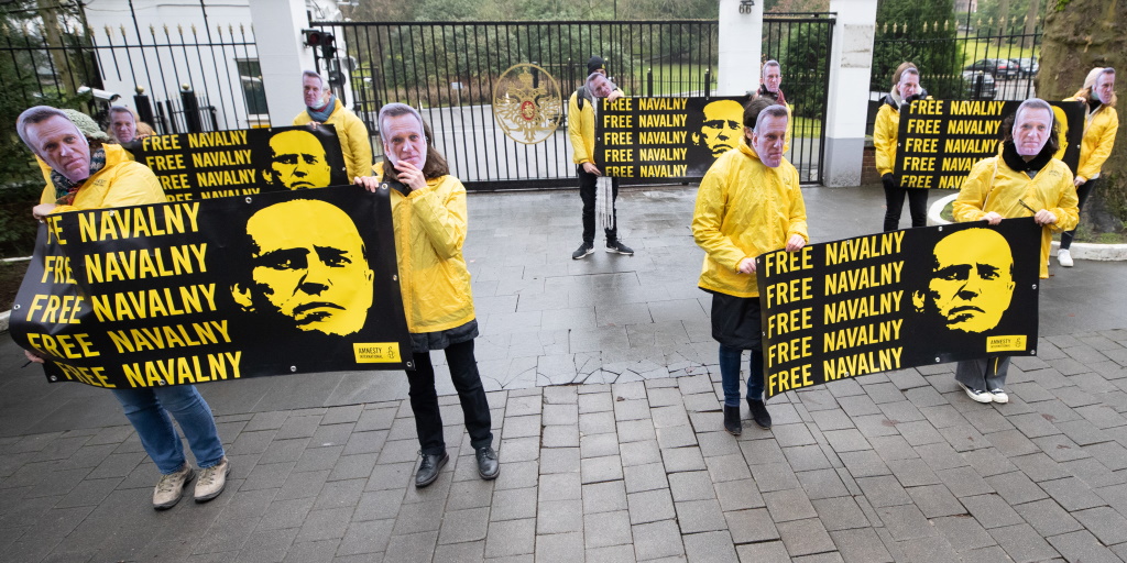 Vertreter der Menschenrechtsorganisation Amnesty International fordern vor der russischen Botschaft in Brüssel die Freilassung Nawalnys (Bild: Benoit Doppagne/Belga)