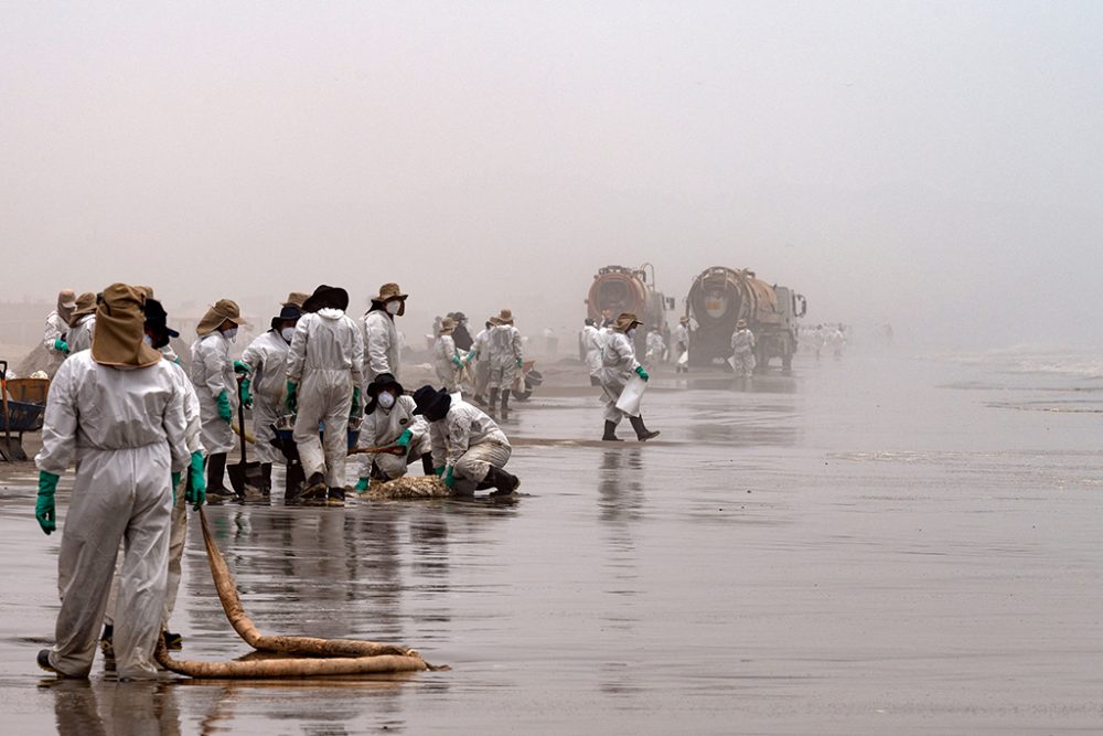 Die Säuberungsarbeiten am Strand von Callao sind in vollem Gange (Bild: Cris Bouroncle/AFP)