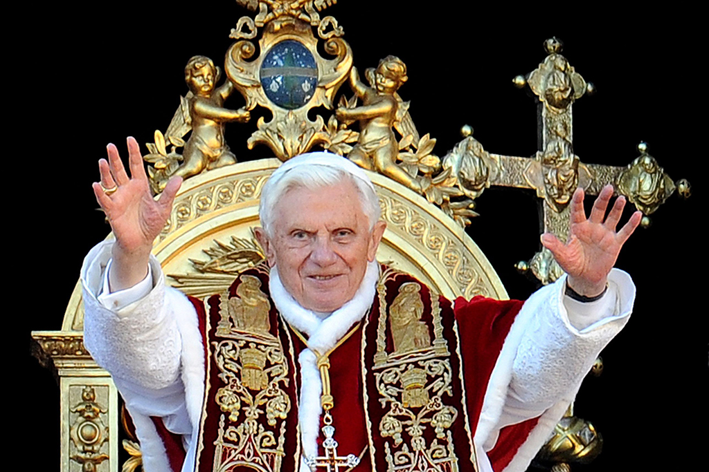 Im Mittelpunkt der Kritik: Der frühere Papst Benedikt XVI., hier auf einem Foto aus dem Jahr 2011 (Bild: Ettore Ferrari/EPA)
