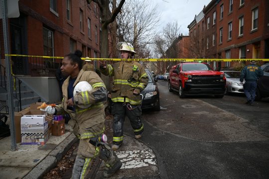 Feuerwehrleute am Einsatzort in Philadelphia (Bild: Ed Jones/AFP)