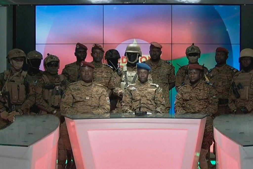 Kapitän Sidsoré Kader Ouedraogo (Mi.), Sprecher für die Militär-Junta, erklärt im Nationalfernsehen die Machtübernahme (Bild: Radio Télévision du Burkina (RTB)/AFP)