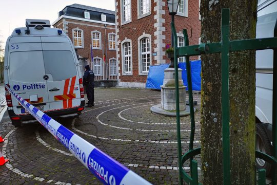 Rekonstruktion der Messerstecherei im Eupener Café "A ge Pömpke" (Bild: Raffaela Schaus/BRF)