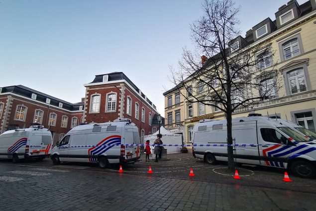 Rekonstruktion der Messerstecherei im Eupener Café "A ge Pömpke" (Bild: Raffaela Schaus/BRF)