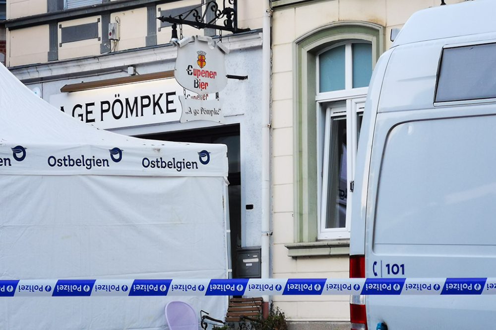 Rekonstruktion der Messerstecherei im Eupener Café "A ge Pömpke" (Bild: Raffaela Schaus/BRF)