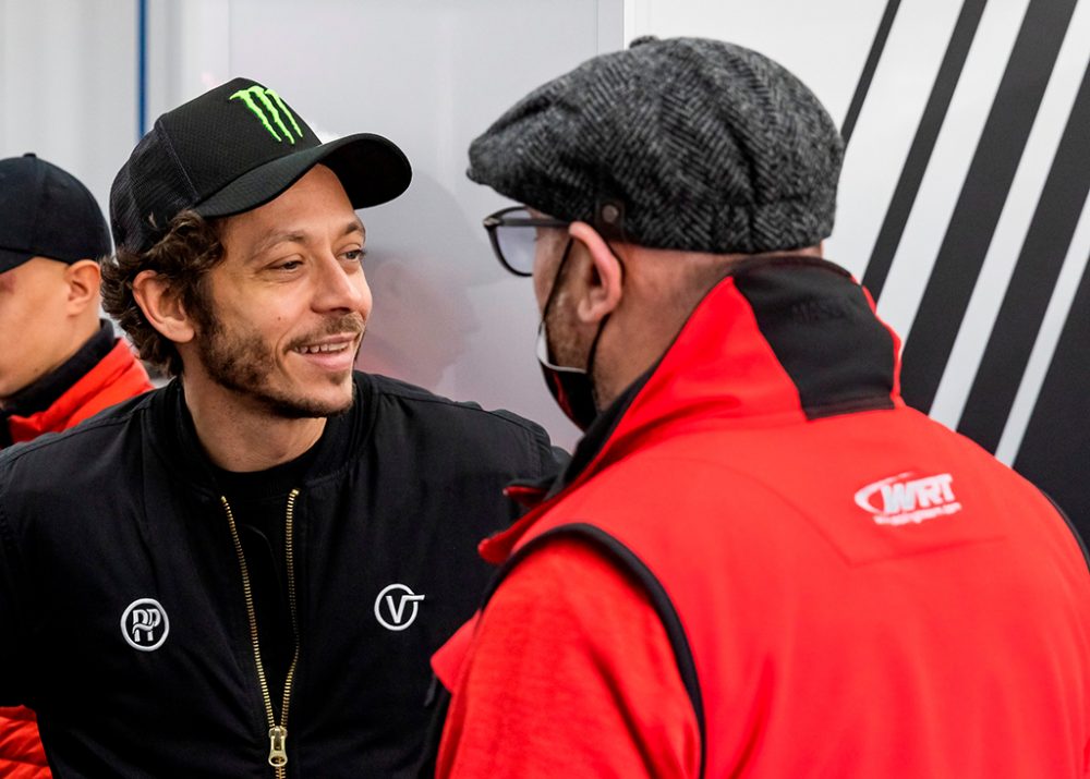 Valentino Rossi im Gespräch mit WRT-Teamchef Vincent Vosse (Bild: WRT)