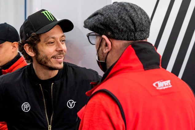 Valentino Rossi im Gespräch mit WRT-Teamchef Vincent Vosse (Bild: WRT)