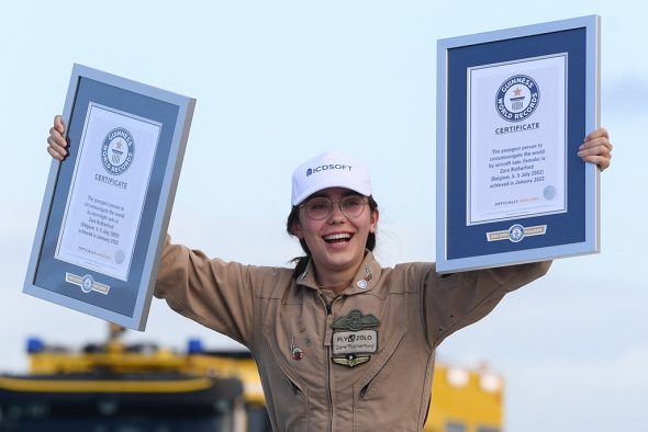 Mit ihrer Weltumrundung als jüngste Pilotin hat Zara Rutherford den Guinness-Weltrekord geknackt (Bild: John Thys/Belga)