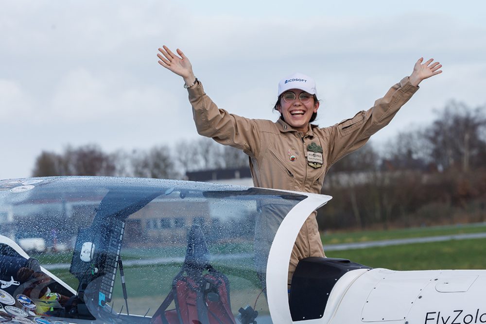 Zara Rutherford ist nach ihrer Weltumrundung am Donnerstag wieder in Belgien gelandet (Bild: Kurt Desplenter/Belga)