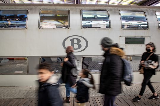 Zug der SNCB in einem Bahnhof