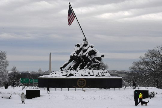 Schnee am United States Marine Corps War Memorial in Arlington im US-Bundesstaat Virginia (Bild: Olivier Douliery/AFP)