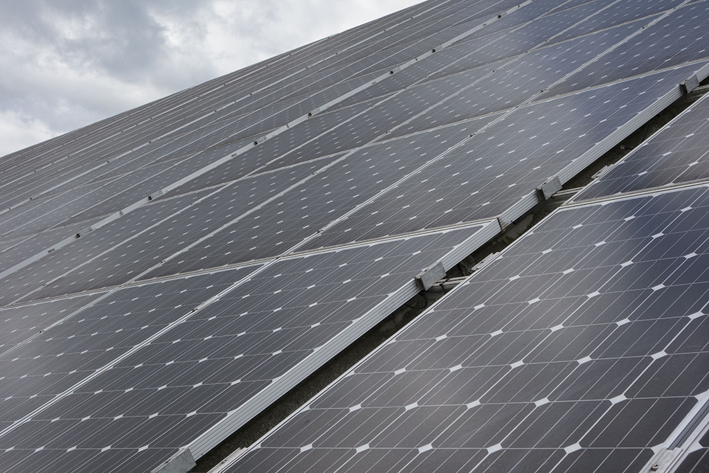 Solarpaneele auf dem Dach eines Gebäudes (Bild: © Elmar Gubisch/Panthermedia)