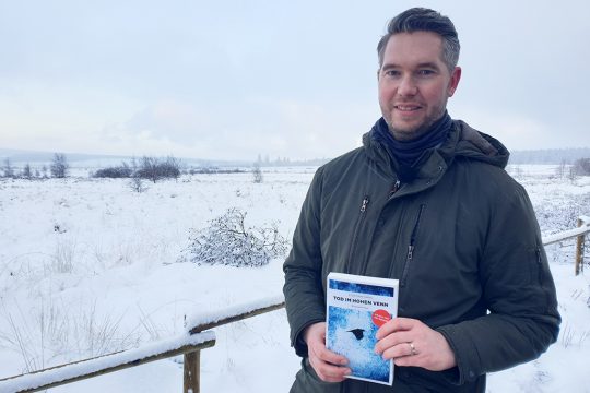 Stephan Haas mit seinem Buch "Tod im Hohen Venn" (Bild: Lena Orban/BRF)