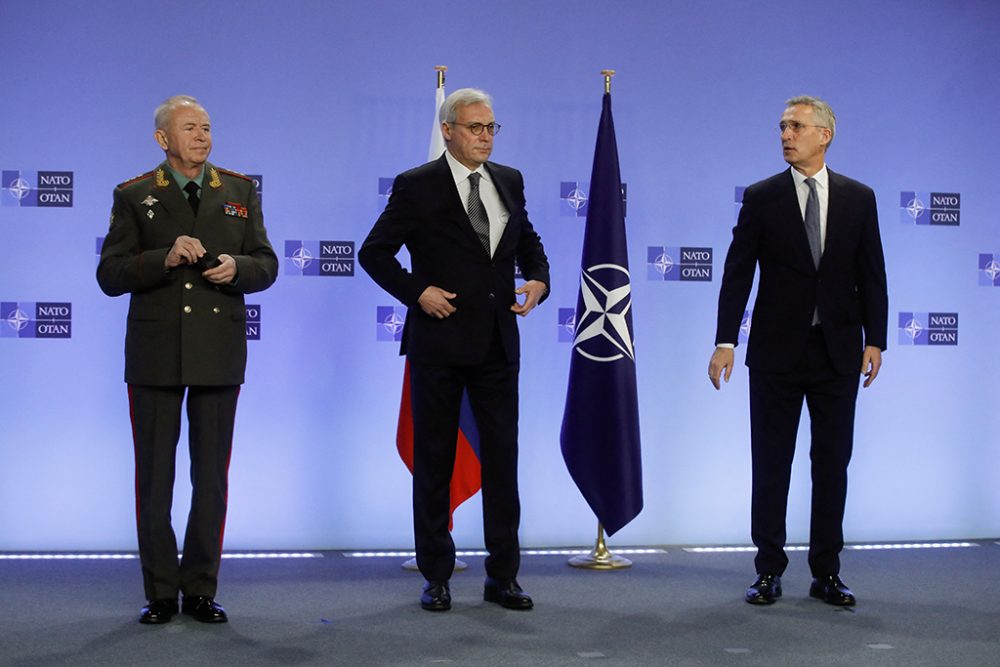 Russlands Verteidigungsminister Alexander Fomin, der russische Aussenminister Sergei Ryabkov und Nato-Generalsekretär Jens Stoltenberg am Mittwoch in Brüssel (Bild: Olivier Hoslet/Pool/AFP)