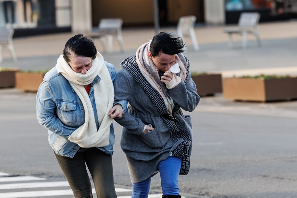 Passanten in Ostende kämpfen gegen den Wind an (Bild: Kurt Desplenter/Belga)