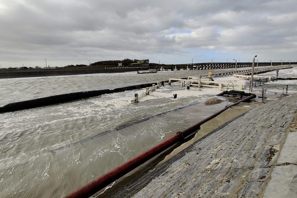 Auch im belgischen Küstenort Blankenberge drückt der Sturm das Wasser hoch (Bild: Maaike Tijssens/Belga)