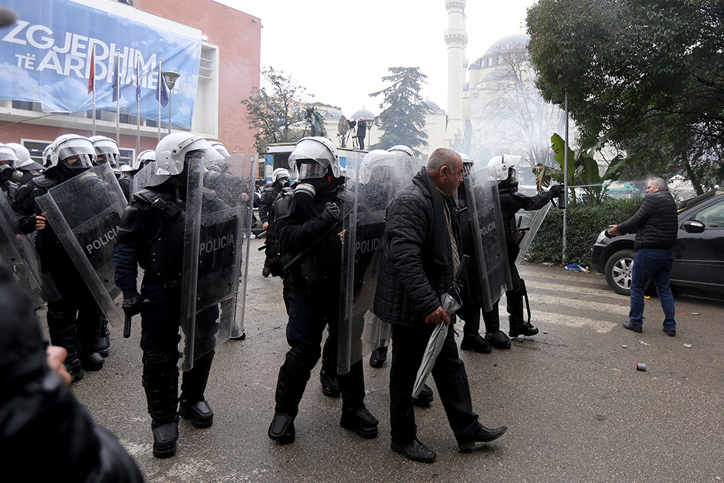 Auseinandersetzung zwischen Demonstranten und Polizisten vor der Parteizentrale der albanischen Opposition in Tirana (Bild: Gent Shkullaku/AFP)