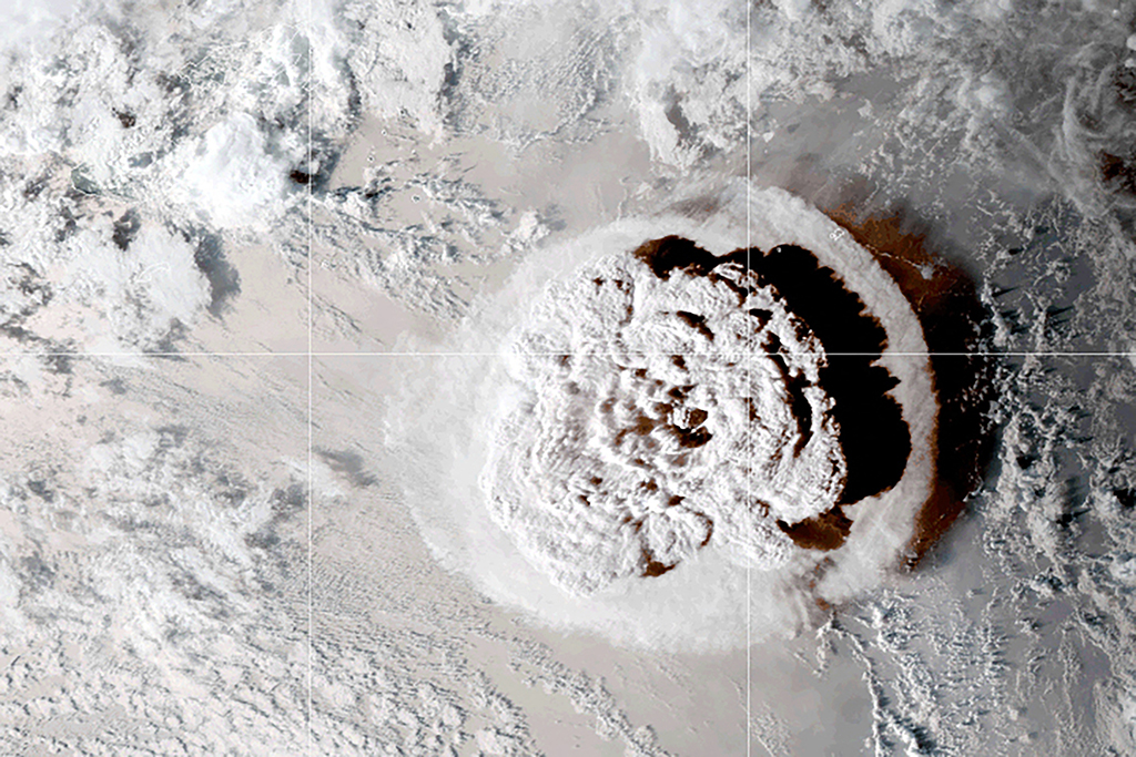 Das Satellitenbild zeigt die enorme Intensität des Vulkanausbruchs (Bild: AFP Photo/Nasa/NOAA)