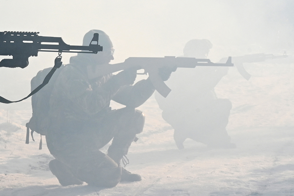 Ukrainische Soldaten bei einer Militärübung nahe Kiev im Dezember 2021 (Bild: Sergei Supinsky/AFP)