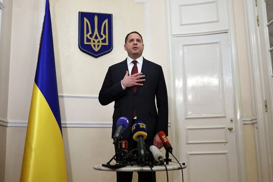 Der Berater des ukrainischen Präsidenten, Andrij Jermak, hier bei einer Pressekonferenz in der ukrainischen Botschaft in Paris (Bild: Thomas Coex/AFP)