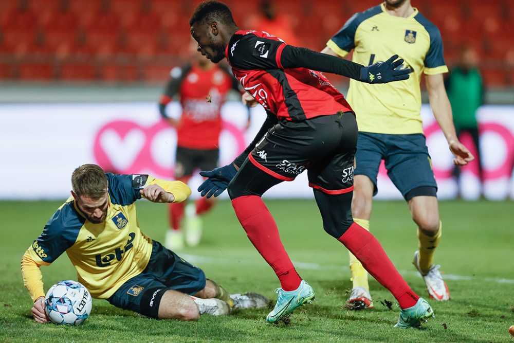 Bart Nieuwkoop von Union Saint-Gilloise im Duell mit Seraing-Spieler Marius Mouandilmadji (Bild: Bruno Fahy/Belga)