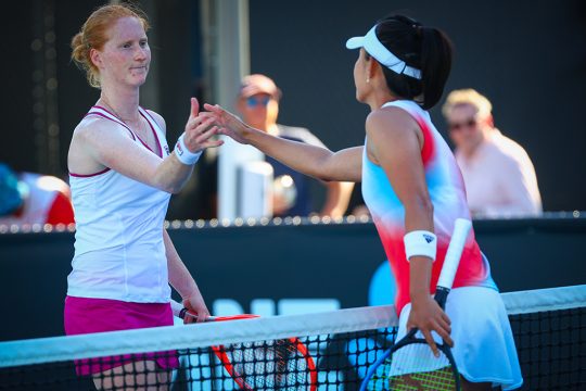 Alison Van Uytvanck gratuliert Qiang Wang zum Sieg (Bild: Patrick Hamiton/Belga)