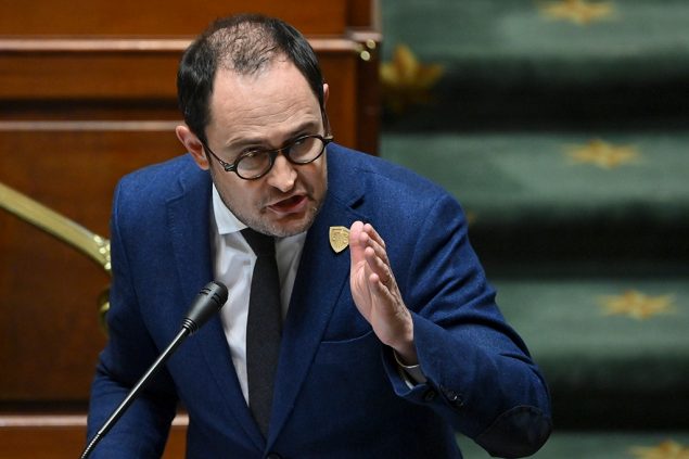 Justizminister Van Quickenborne während einer Kammerdebatte (Bild: Dirk Waem/Belga)