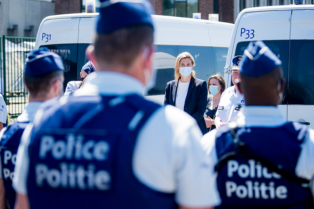 Annelies Verlinden bei einem Besuch der Polizei in Brüssel (Archivbild: Jasper Jacobs/Belga)