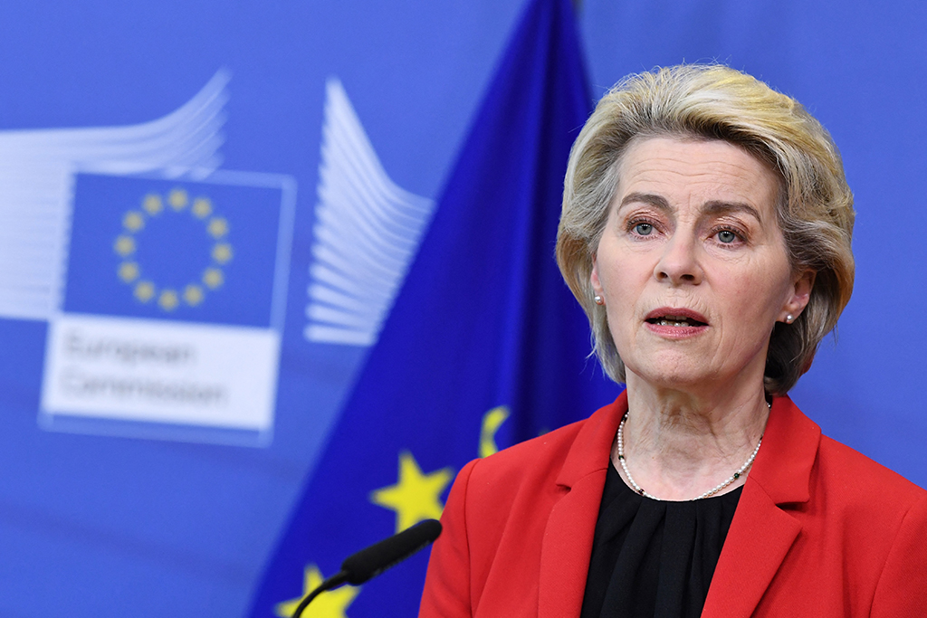 EU-Kommissionspräsidentin Ursula von der Leyen bei der Ankündigung weiterer Hilfszahlungen an die Ukraine (Bild: John Thys/AFP)
