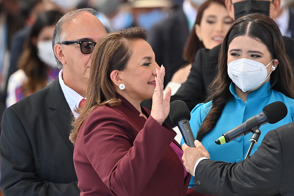 Xiomara Castro beim Ablegen des Amtseids (Bild: Luis Acosta/AFP)