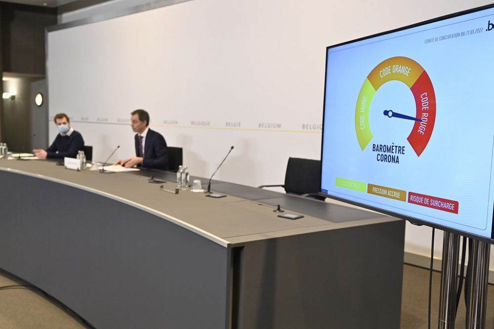 Corona-Kommissar Pedro Facon (l.) und Premier Alexander De Croo stellten das neuen Barometer vor (Bild: Eric Lalmand/Belga)