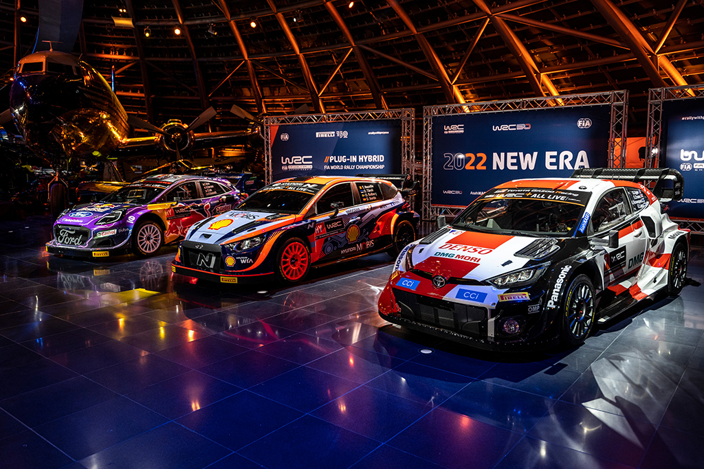 Am Samstag sind die neuen Rally1-Fahrzeuge offiziell vorgestellt worden - beim offiziellen Saisonstartschuss in Salzburg (Bild: Joerg Mitter / Red Bull Content Pool)