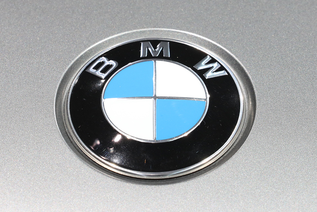 BMW-Logo beim Autosalon in Brüssel