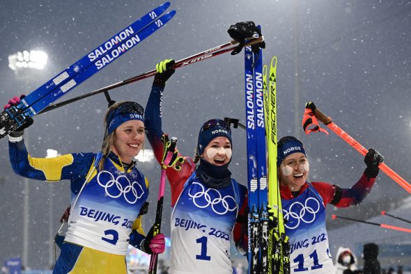 Marte Olsbu Roeiseland (Mitte) aus Norwegen setzte sich gegen Elvira Oeberg aus Schweden (links, Silber) und Tiril Eckhoff aus Norwegen (rechts, Bronze) durch. (Bild: Jewel Samad/Belga)