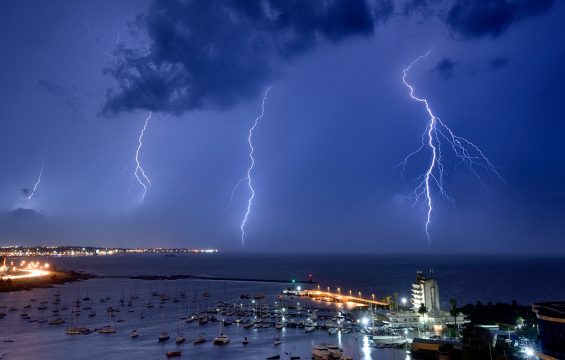 Gewitter mit Blitzen über Montevideo, Uruguay