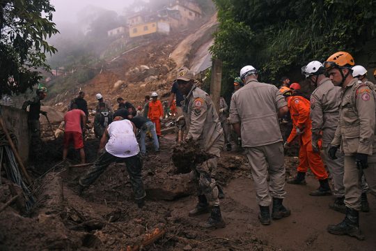 Feuerwehrkräfte und freiwillige Helfer bei den Aufräumarbeiten nach dem heftigen Regen in Petropolis (Bild: Mauro Pimentel/AFP)