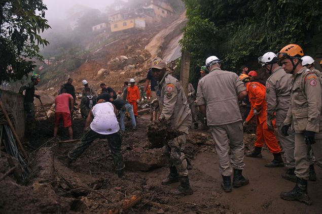 Feuerwehrkräfte und freiwillige Helfer bei den Aufräumarbeiten nach dem heftigen Regen in Petropolis (Bild: Mauro Pimentel/AFP)