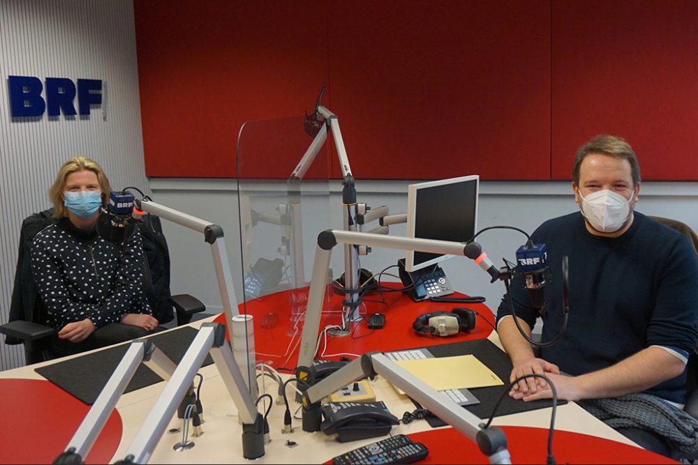 Eupens Bürgermeisterin Claudia Niessen und Thomas Lennertz von der CSP im BRF-Studio (Bild: Stephan Pesch/BRF)