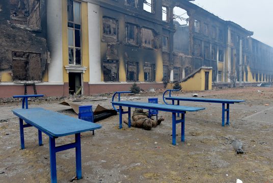 Bombardierte Schule in der Nähe des Zentrums von Charkiw (Bild: Sergey Bobok/AFP)