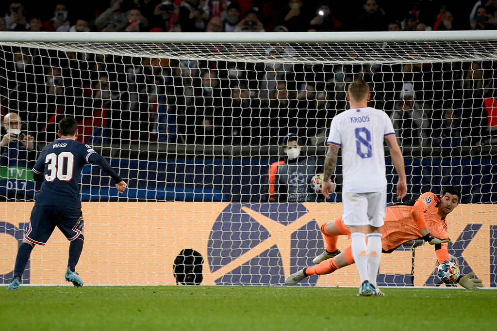 Thibaut Courtois hält einen Elfmeter von Lionel Messi (Bild: Franck Fife/AFP)