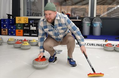 BRF-Reporter Christophe Ramjoie versucht sich im Curling (Bild: BRF)